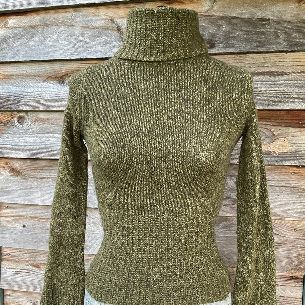 Merino cropped turtleneck